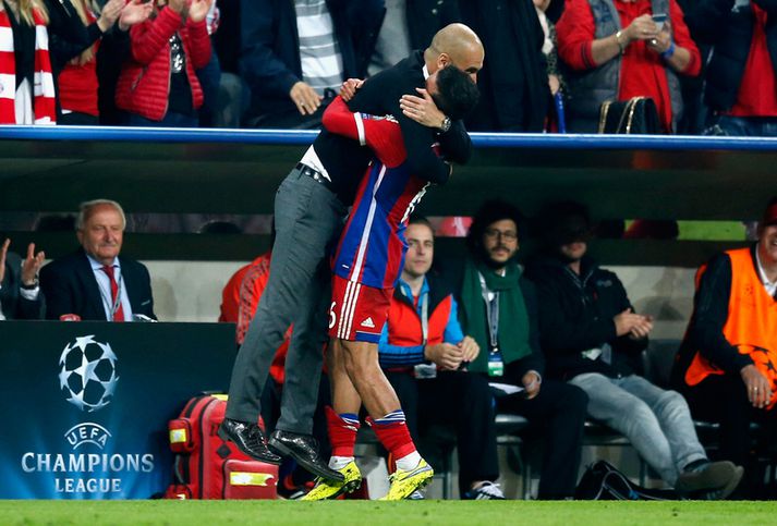 Guardiola fagnar sigri Bayern á Porto í 8-liða úrslitunum.
