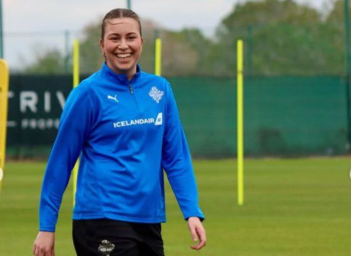 Blikinn Elín Helena Karlsdóttir sést hér brosandi á landsliðsæfingu á Spáni.