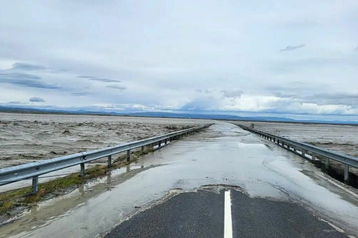 Vatn flæðir yfir brúna yfir ánna Skálm og á hringveginn á um kílómetra kafla austan við brúna. Skemmdir eru við brúarendana og vegurinn er byrjaður að skemmast vegna vatnsflaumsins.