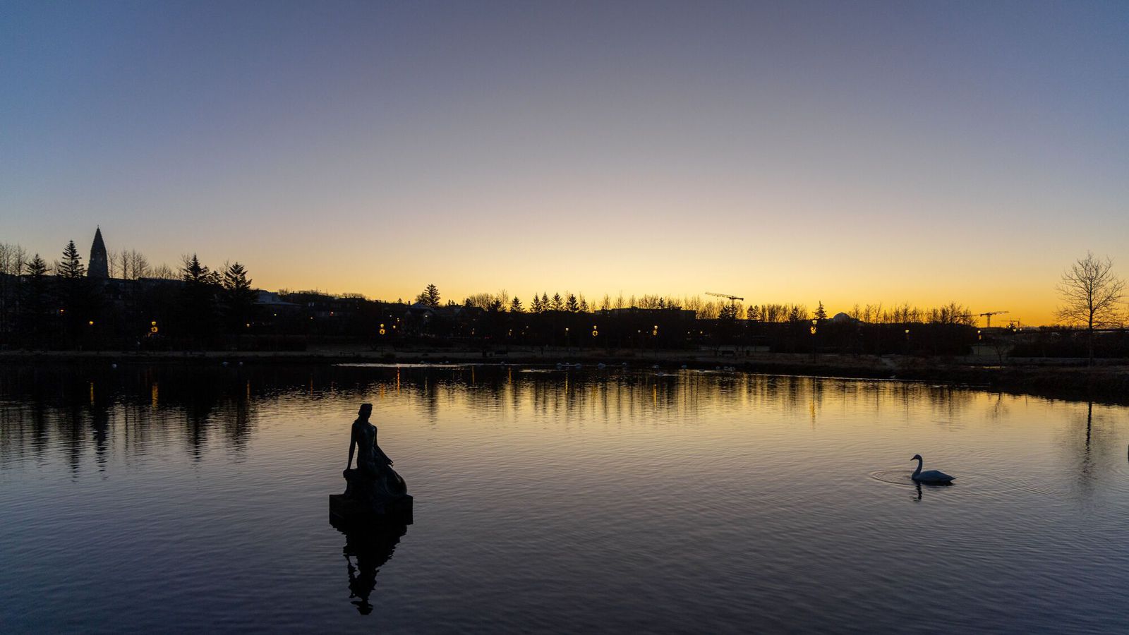 Víðast bjart veður en hvasst austast á landinu