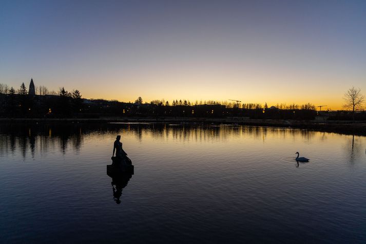 Frost verður á bilinu núll til átta stig í dag.