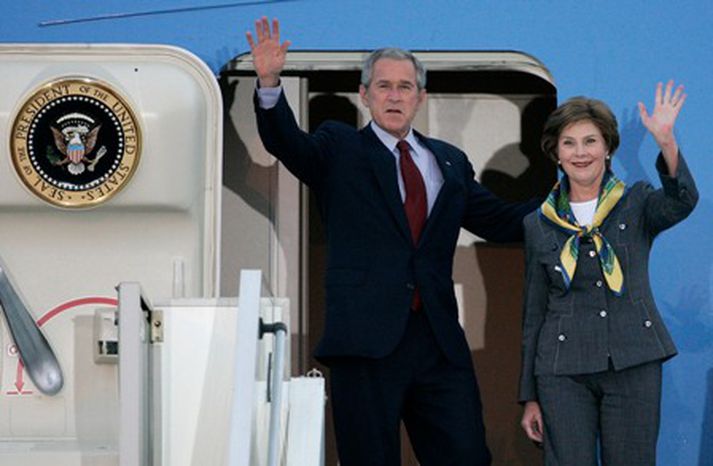 George og Laura Bush koma til Tékklands í gærkvöld.