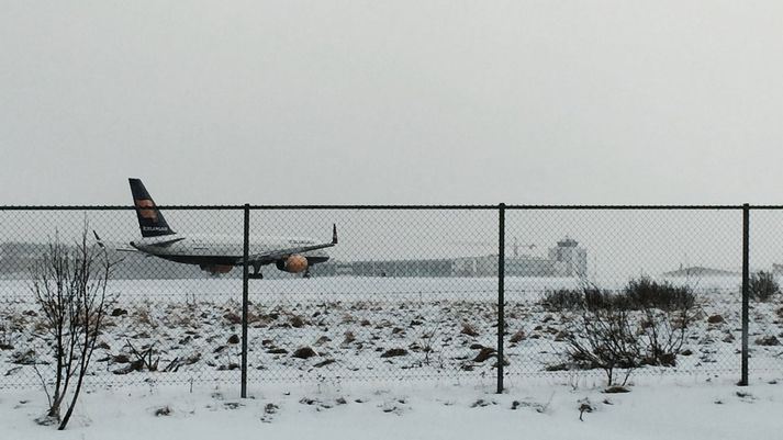 Farþegaþotur Icelandair þurftu að lenda á Reykjavíkurflugvelli um helgina vegna veðurs.