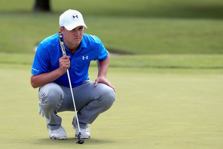 Spieth les hér flötina á þriðju braut í gær.