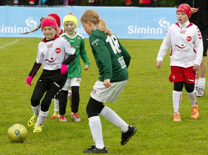 Í fótbolta. Börnum sem fengu íþróttatíma til viðbótar við skólaíþróttir gekk betur í náminu.