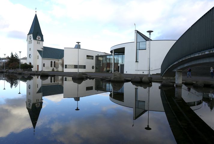Mikið jarðrask hefur átt sér stað á lóðinni við Stekkjarberg 9. Umhverfisstofnun bendir á að hraunmyndanir og mýrar hafi verið friðlýstar 2009.