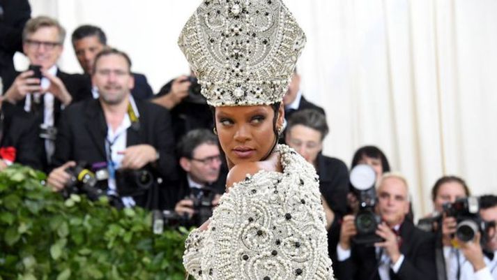 Rihanna stal fyrirsögnunum eftir að hún klæddist páfabúningi á Met Gala-hátíðinni á dögunum.