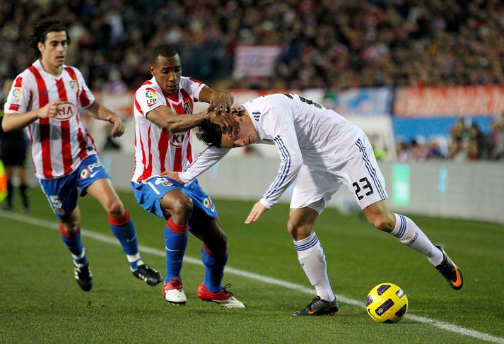 Mesut Özil í leik með Real Madrid á móti Atletico Madrid í spænska bikarúrslitaleiknum árið 2011.