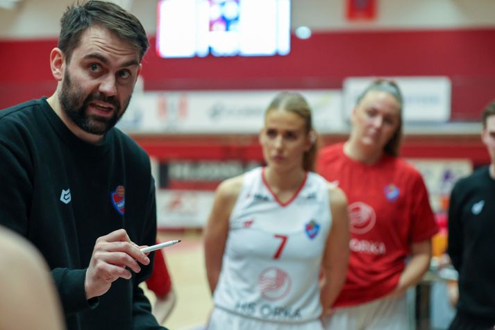 Emil Barja fer yfir málin með sínu liði.