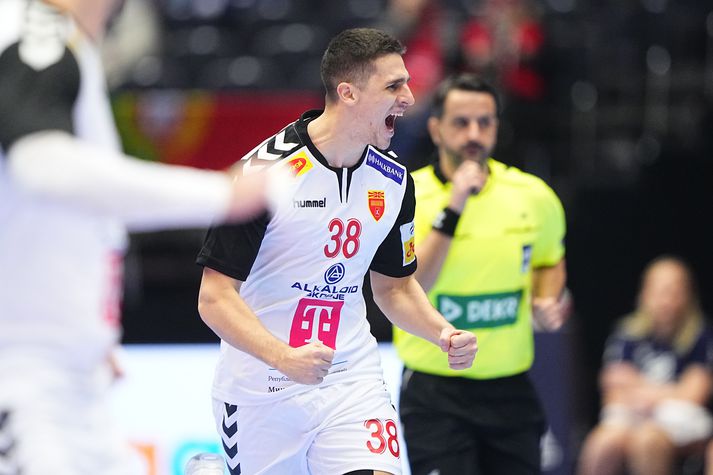 Ivan Djonov fagnar einu marka sinna fyrir Norður-Makedóníu í leiknum á móti Rúmenum í dag.