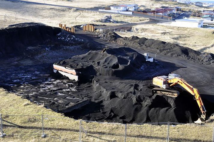 Kraftur er nú í uppgreftri húss Gerðar G. Sigurðardóttur og Guðna Ólafssonar heitins. Til þess er tekið hversu heilleg málningin er á húsinu.