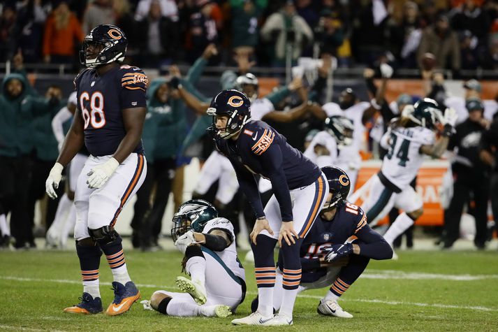 Cody Parkey trúir ekki sínum eigin augum á meðan leikmenn Philadelphia Eagles fagna sigri.