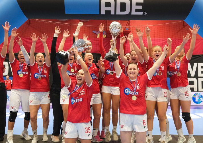 Valskonur fagna bikarmeistaratitlinum.