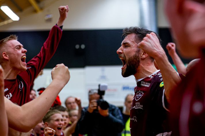 Hergeir Grímsson fagnar með stuðningsmönnum Selfoss.