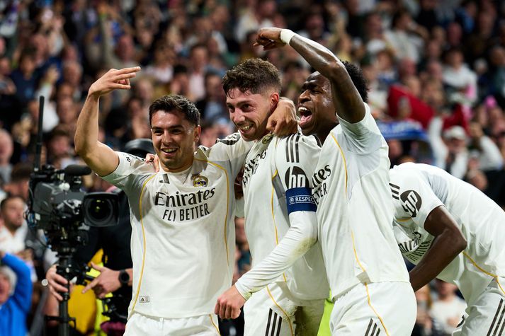 Federico Valverde hylltur af liðsfélögum sínum Vinicius Junior og Brahim Diaz eftir að hann innsiglaði þrennu sína.