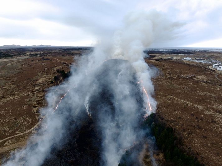 Eldurinnhfeur breitt hratt úr sér.