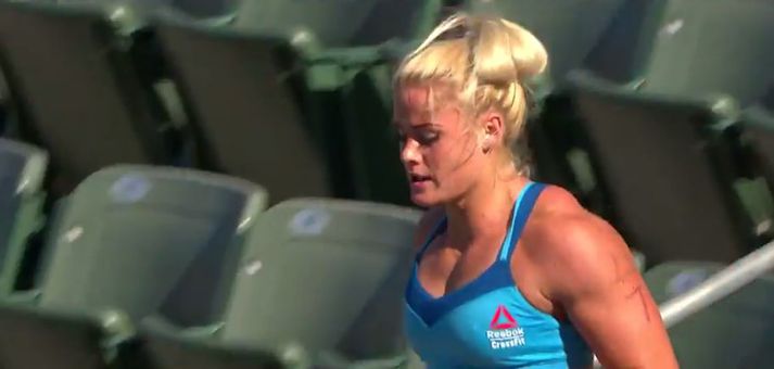 Ragnheiður Sara Sigmundsdóttir í miðjum sandpokaburði.