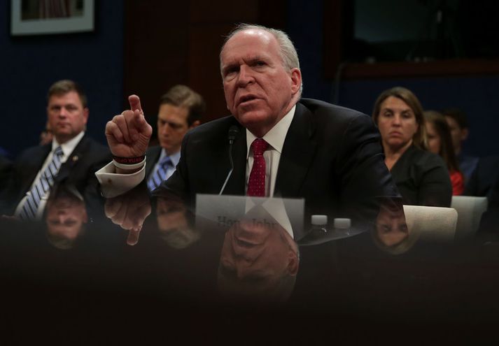 John Brennan stýrði CIA frá 2013 til 2017. Trump skipti honum út og hefur nú svipt hann öryggisheimild sem fyrrverandi embættismenn hafa yfirleitt haldið til að þeir geti veitt eftirmönnum sínum aðstoð og ráðgjöf.