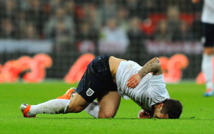 Wilshere liggur meiddur eftir á Wembley í gær.