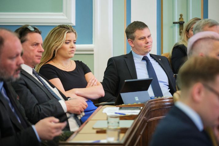 Sjálfstæðismenn og miðflokksmenn hafa í dag hjólað í meirihlutann fyrir að boða þingmenn á fund á sunnudegi til að ræða áfram bókun 35. Þingfundir á sunnudögum eru afar sjaldgæfir.