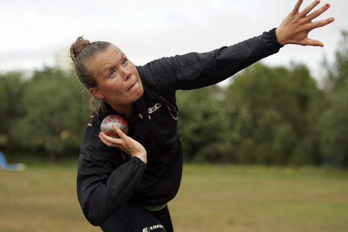 Helga Margrét tekur hér á því með kúluna á æfingu í gær.