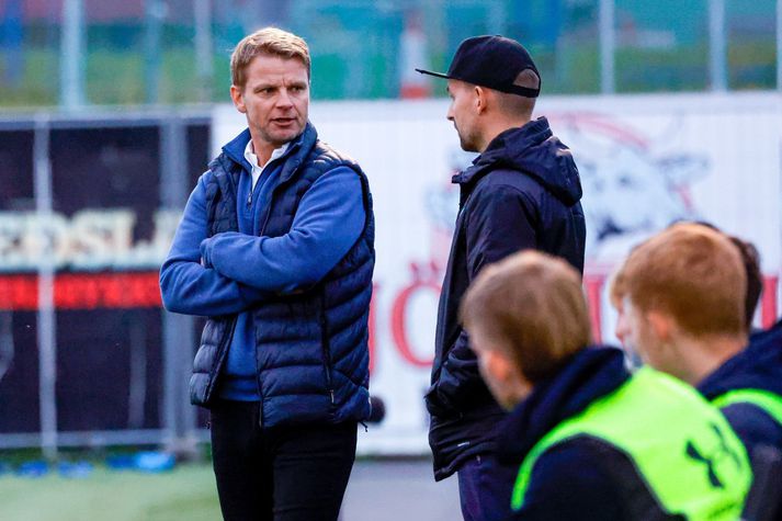 Ágúst Gylfason var að hefja sitt annað tímabil sem þjálfari Stjörnunnar en hefur nú verið rekinn. Hér ræðir hann við Jökul Elísabetarson sem nú er tekinn við sem nú hefur hækkað í tign og er orðinn aðalþjálfari.