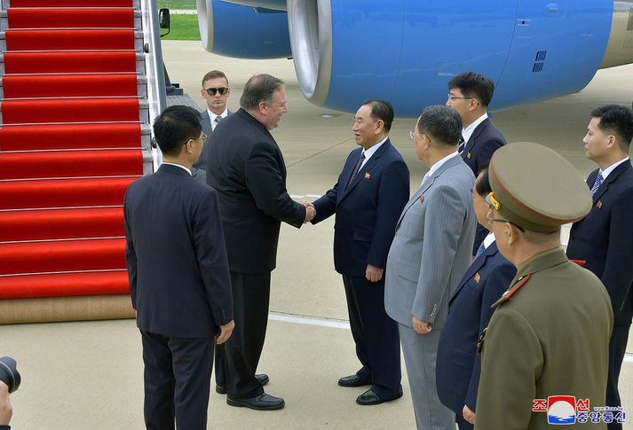 Mike Pompeo tekur í hönd Kim Yong-chol, varaformann miðstjórnar Verkamannaflokks Norður-Kóreu. Hann hitti ekki Kim Jong-un í ferð sinni að þessu sinni.