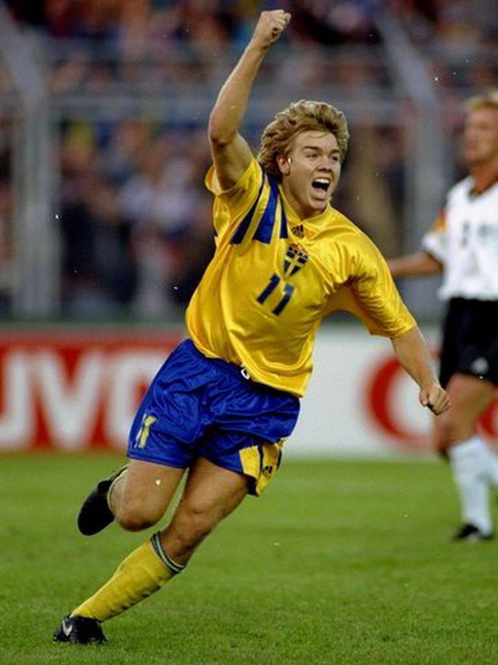 Tomas Brolin fagnar einu marka sinna fyrir Svía.