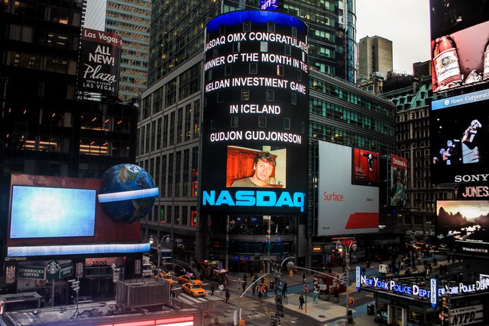 Mynd af Guðjóni Guðjónssyni birtist á hinum þekkta turni Nasdaq í New York, eftir að hann hafði tekið við verðlaunum fyrir að ná bestri ávöxtun allra spilara í Ávöxtunarleiknum í desember. Nasdaq OMX kauphöll Íslands er einn þeirra aðila sem að leiknum standa.