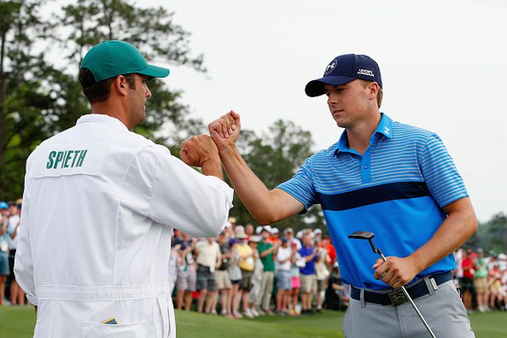 Jordan Spieth fagnar með kylfusveini sínum, Michael Greller.