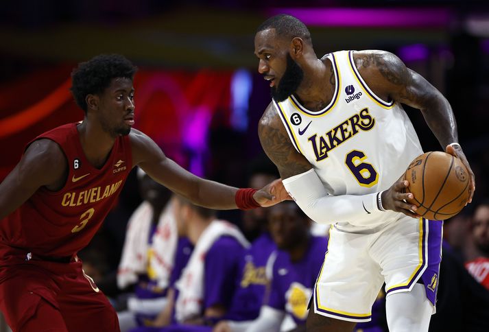 Allt er í steik hjá LeBron James og félögum hans í Los Angeles Lakers á meðan gamla liðinu hans, Cleveland Cavaliers, gengur allt í haginn.