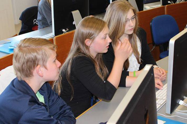 Þessir nemendur voru að kynna sér blaða- og fréttamennsku í Háskóla Íslands í dag.