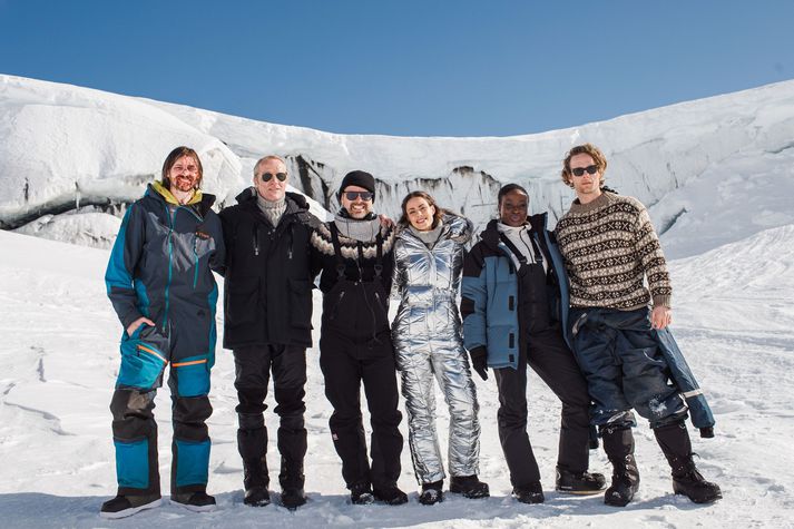 Góður tökudagur á jöklinum, Óskar leikstjóri ásamt leikarahópnum: Atli Óskar Fjalarsson, Iain Glen, Óskar leikstjóri, Vivian Ólafsdóttir, Adwsuwa Oni og Jack Fox