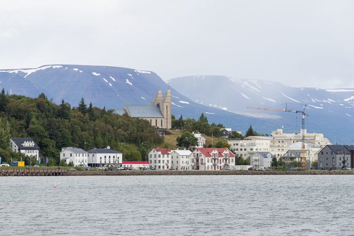 Slysið átti sér stað á gatnamótum Strandgötu og Hofsbrautar á Akureyri.