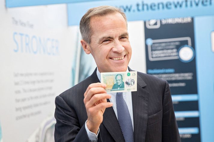 Mark Carney, seðlabankastjóri Bretlands, sést hér veifa nýja seðlinum þegar hann var afhjúpaður.