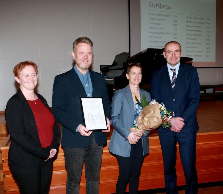 Helga Sighvatsdóttir, skólastjóri Tónlistarskóla Árnesinga og Jóhann Stefánsson, aðstoðarskólastjóri, sem tóku á móti viðurkenningunni frá Forseta Íslands. Með þeim á myndinni er líka Ásgerður Gylfadóttir, formaður stjórnar Samtaka sunnlenskra sveitarfélaga.