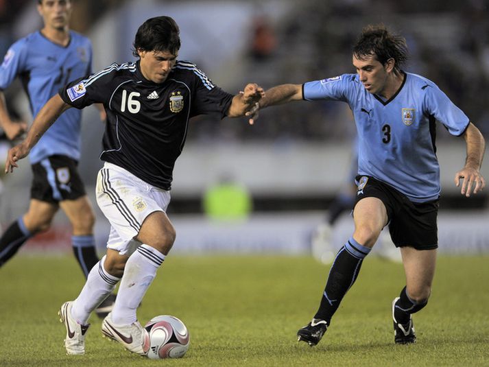 Sergio Aguero og Diego Godin eigast hér við í landsleik Argentínu og Úrúgvæ.