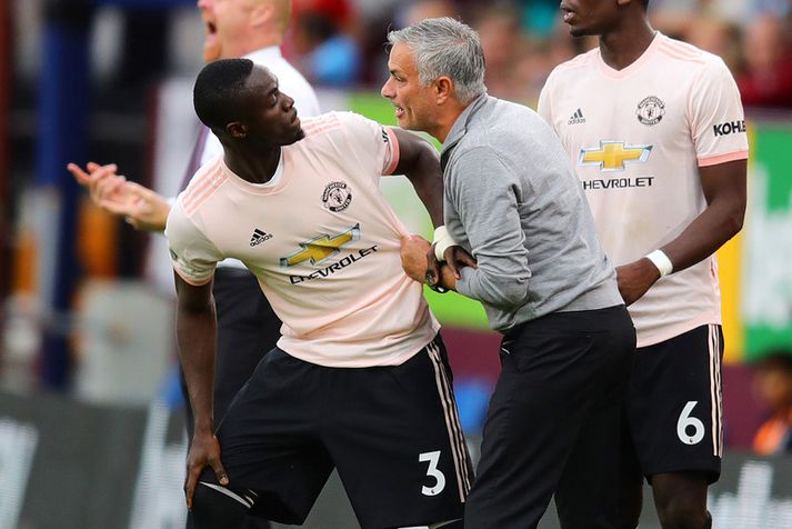 Eric Bailly fær skilaboð frá Jose Mourinho áður en hann fer inná um helgina. Skiptingin var í blálokin á leiknum.