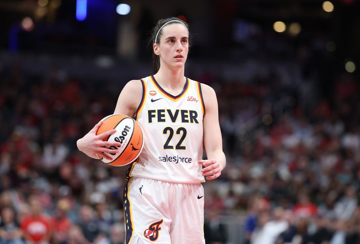 Caitlin Clark er án vafa skærasta stjarna WNBA-deildarinnar. Mörgum þykir hún fá ósanngjarna meðferð frá mótherjum og dómurum deildarinnar.