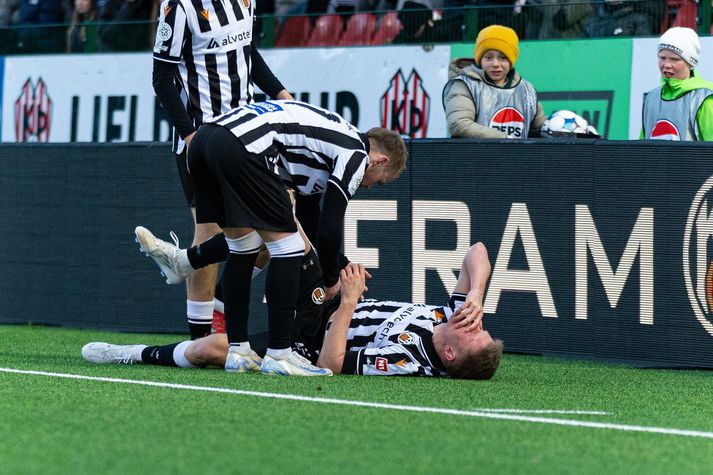 Ástbjörn liggur hér sárþjáður eftir tæklingu Tryggva Hrafns.