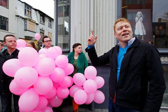 Jón Gnarr ásamt öðrum frambjóðendum og borgarfulltrúum Besta flokksins funda í þessum töluðu orðum.