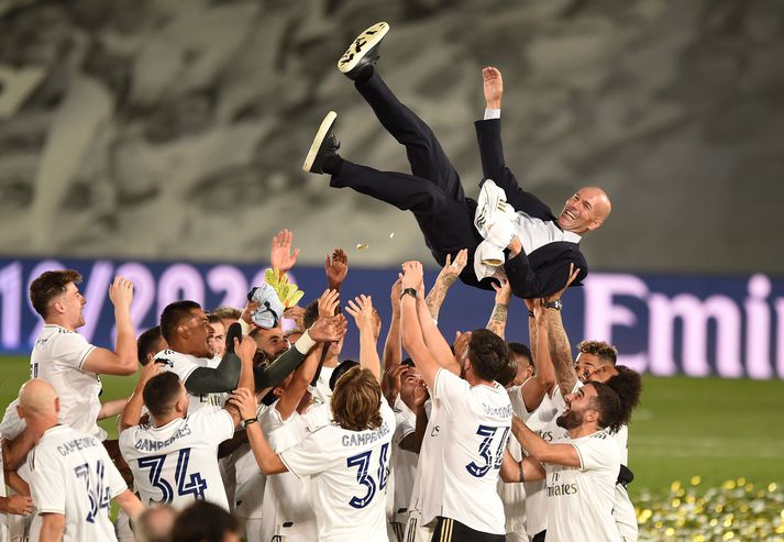 Zinedine Zidane hefur verið einkar sigursæll sem þjálfari Real Madrid og hér fær hann heiðurstolleringu.