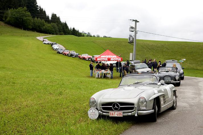 Hér getur á að líta svipaðan bílaflota og verður á ferðinni hér á landi í júníbyrjun. Myndin er tekin í ferð Imperial Rallye árið 2009, en þá var ekið frá Prag til Feneyja. Mynd/Imperial Rallye