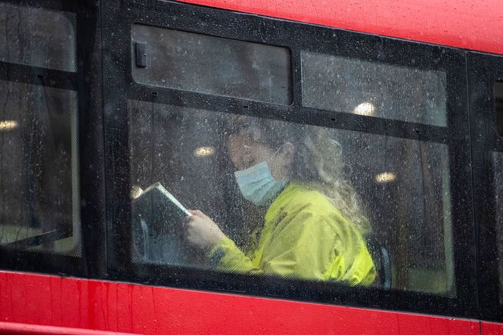 Lundúnabúi skartar grímu í strætó á tímum kórónuveirunnar. Niðurstöður rannsóknar vísindamanna Imperial College voru birtar í dag.