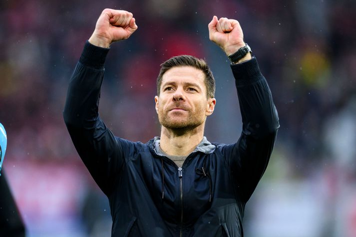 Xabi Alonso fagnar einum af mörgum sigrum sem þjálfari Bayer 04 Leverkusen.