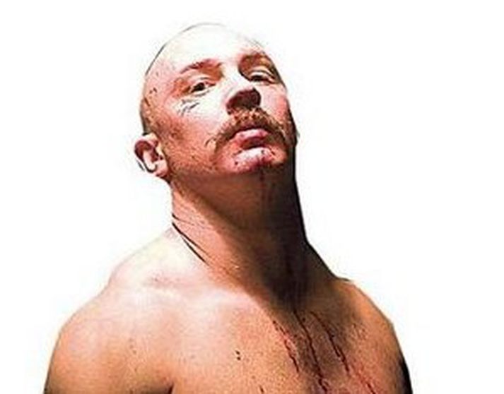 Eins og sjá má lagði leikarinn Tom Hardy töluvert á sig til að ná líkamsburðum og geðveikisglampa Charles Bronson.