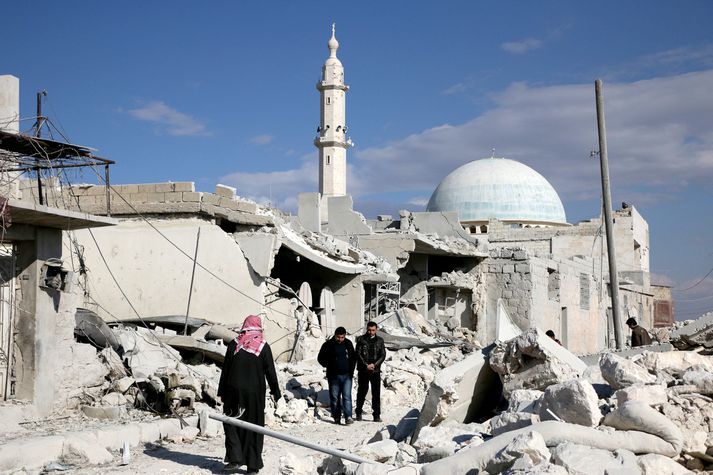 Rústir eftir loftárásir í borginni Aleppo í Sýrlandi.