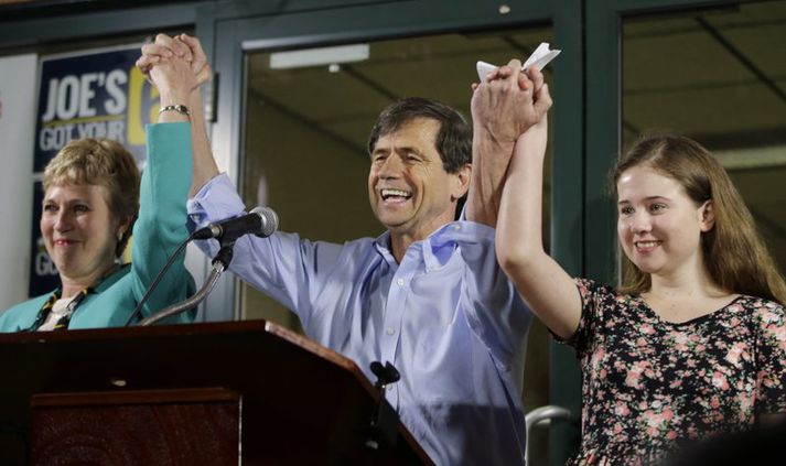 Joe Sestak ásamt fjölskyldu sinni í Iowa í dag.