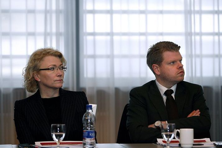 SLITASTJóRN Stoðir voru stærsti einstaki eigandi Glitnis fyrir hrun. Glitnir er stærsti eigandi Stoða eftir hrun. Stoðir stefndu Glitni árið 2009 og Glitnir stefndi Stoðum í gær. Steinunn Guðbjartsdóttir og Páll Eiríksson sitja í slitastjórn Glitnis. FRÉTTABLAÐIÐ/PJETUR