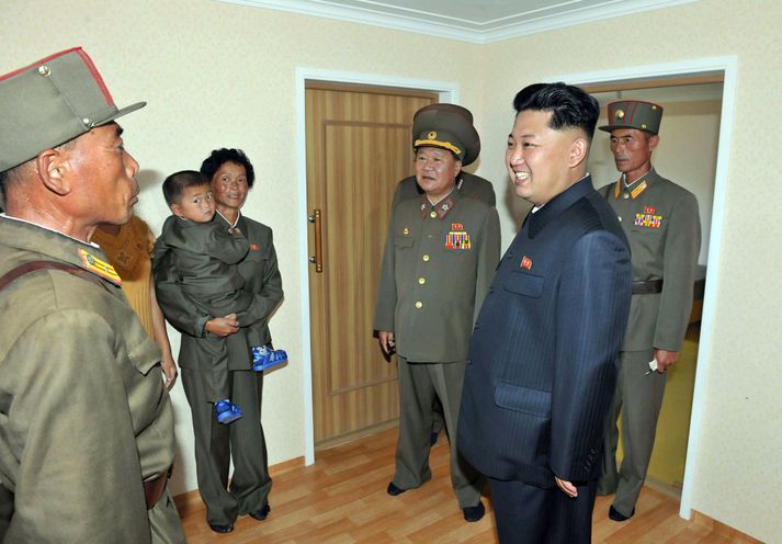 Kim Jong Un ásamt herforingjum sínum.